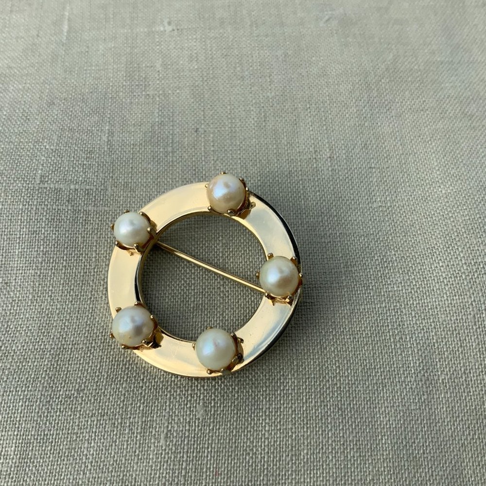 Modernist Goldtone Open Circle Cultured Pearles Pin Brooch - Picture 6 of 16